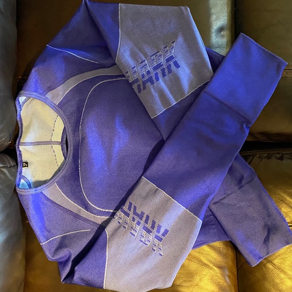 Gymshark Long Sleeve Crop Top - Picture 2 of 4